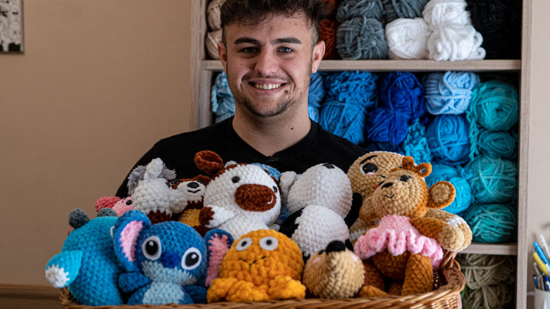 Bálint 17 évesen kezdett horgolni, imádnivaló játékait viszik, mint a cukrot | nlc